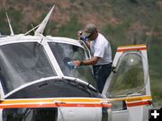 Cleaning Windshield. Photo by Dawn Ballou, Pinedale Online.