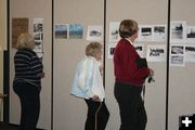 Looking at photos. Photo by Dawn Ballou, Pinedale Online.