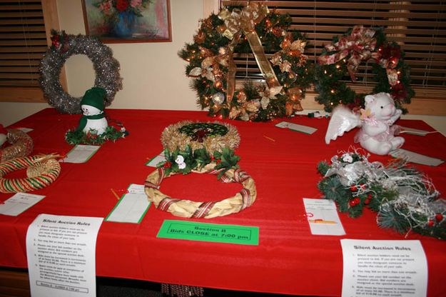 Silent Wreath auction. Photo by Dawn Ballou, Pinedale Online.