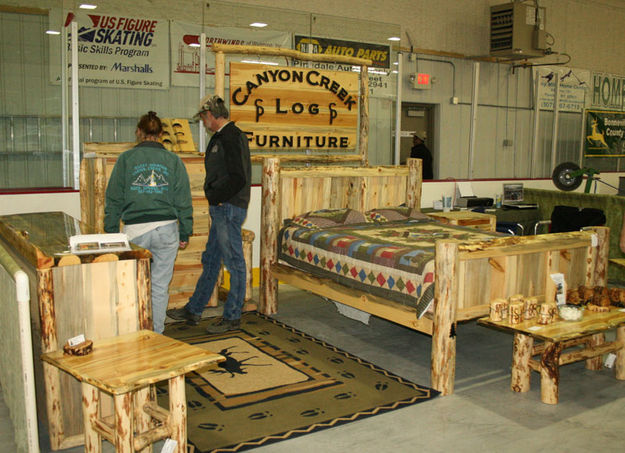 Canyon Creek Log Furniture. Photo by Dawn Ballou, Pinedale Online.