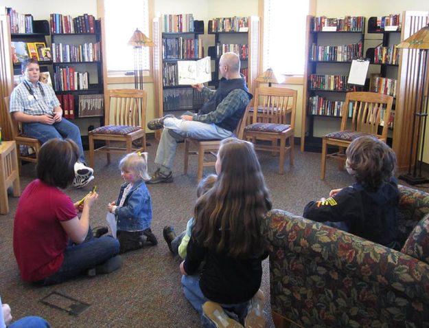 Reading to the kids. Photo by Bill Winney.
