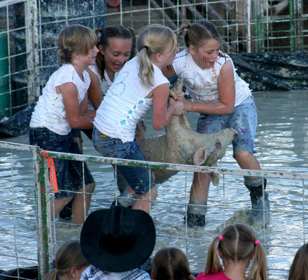 Pig Wrestling. Photo by Dawn Ballou, Pinedale Online.