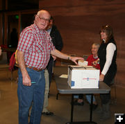 Darrell votes. Photo by Dawn Ballou, Pinedale Online.