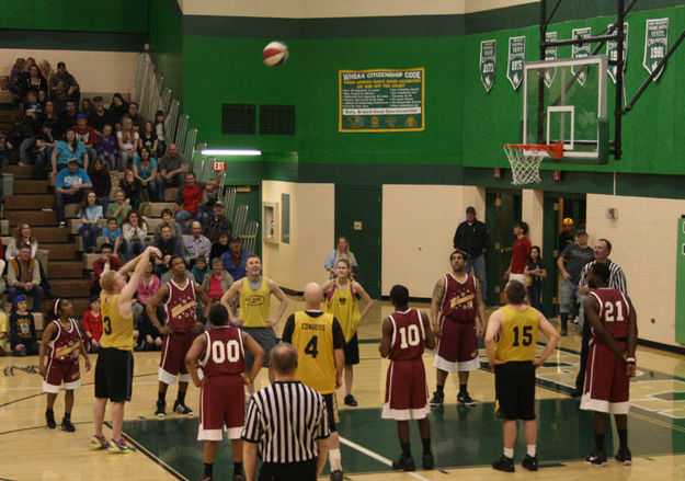 Tyler's free throw. Photo by Dawn Ballou, Pinedale Online.