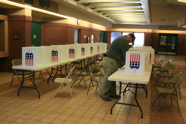 Two seconds to vote. Photo by Dawn Ballou, Pinedale Online.