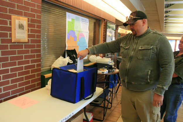 Casting his vote. Photo by Dawn Ballou, Pinedale Online.