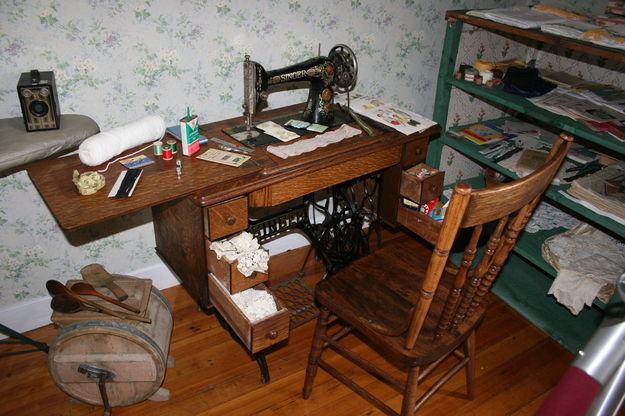 Sewing nook. Photo by Dawn Ballou, Pinedale Online.