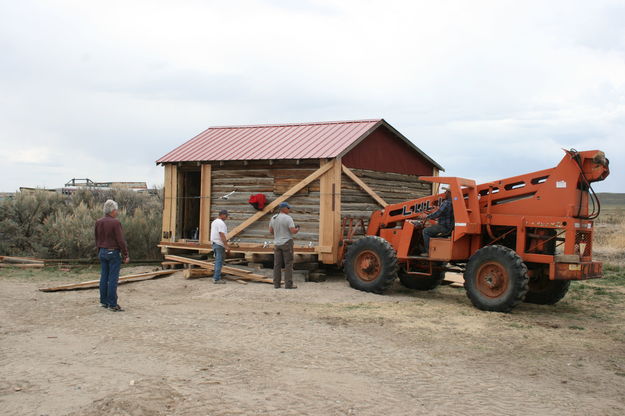 Moving the bunkhouse. Photo by Dawn Ballou, Pinedale Online.
