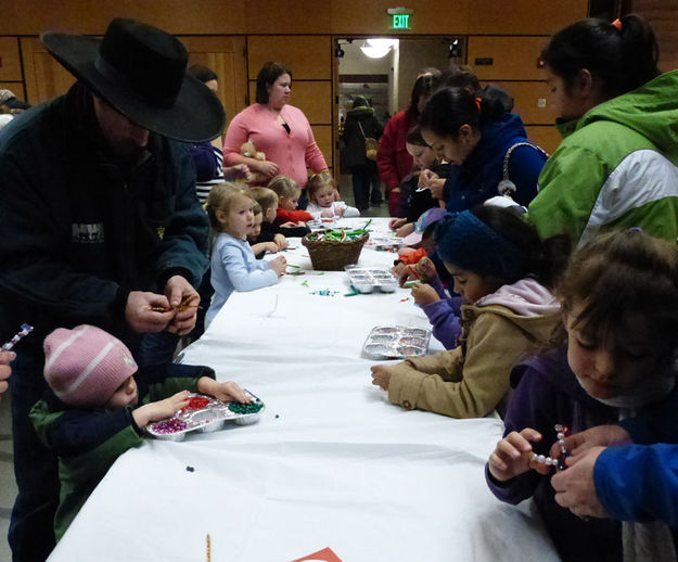 Crafts at the Library. Photo by Dawn Ballou, Pinedale Online.