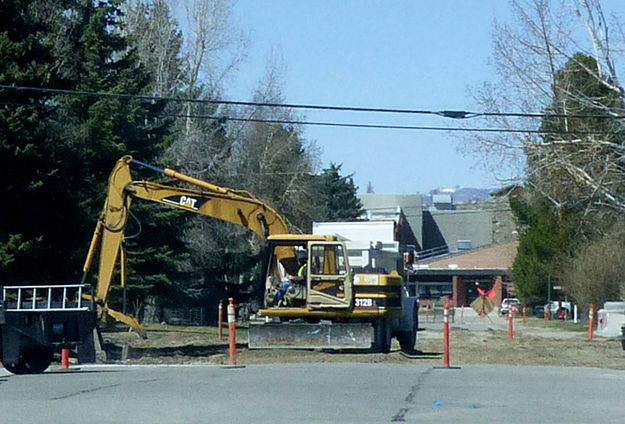 Digging up the streets. Photo by Pinedale Online.