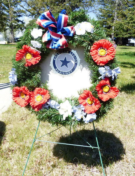 American Legion Auxiliary Wreath. Photo by Dawn Ballou, Pinedale Online.