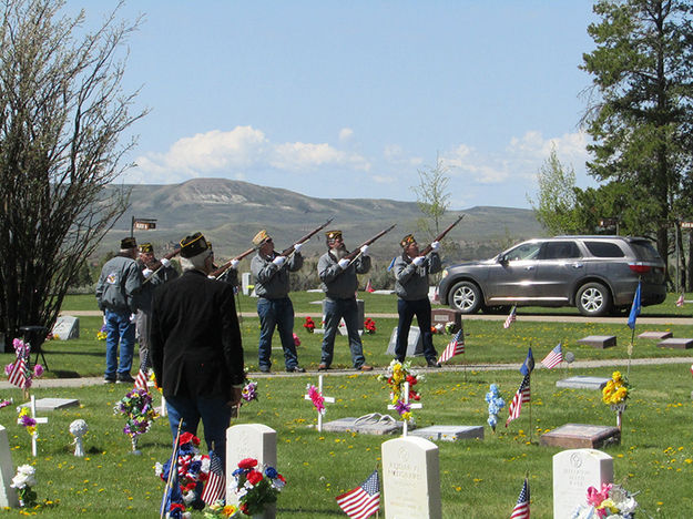 Three volley salute. Photo by Pinedale Online.