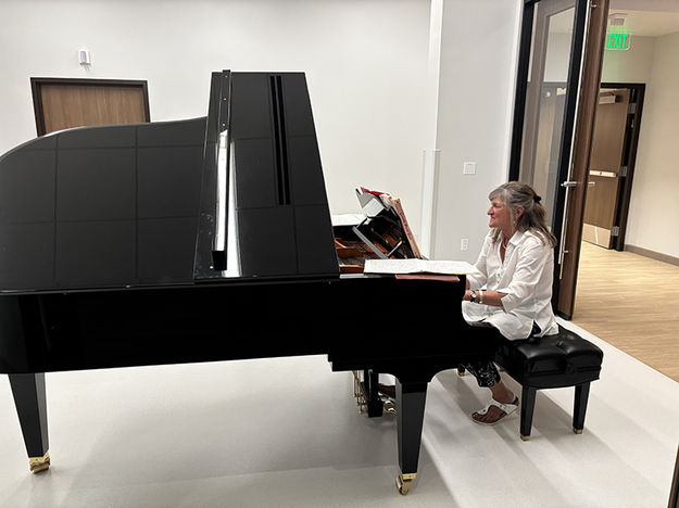 Live Music by JJ. Photo by Dawn Ballou, Pinedale Online.