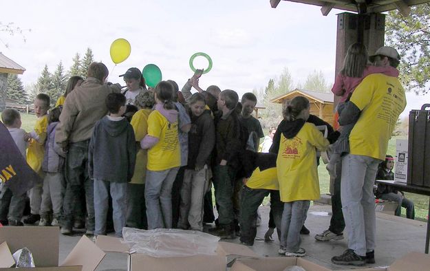 Kids Scrambling for Frisbees. Photo by Pinedale Online.