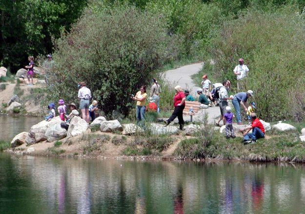 Lots of help fishing. Photo by Pinedale Online.