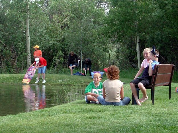 Relaxing by the pond. Photo by Pinedale Online.