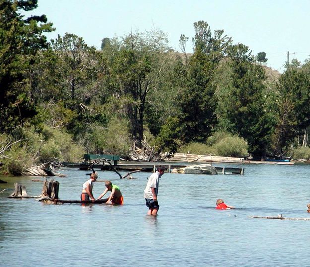 Kids in the lake. Photo by Pinedale Online.