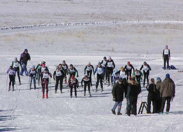 Girls Start. Photo by Dawn Ballou, Pinedale Online.