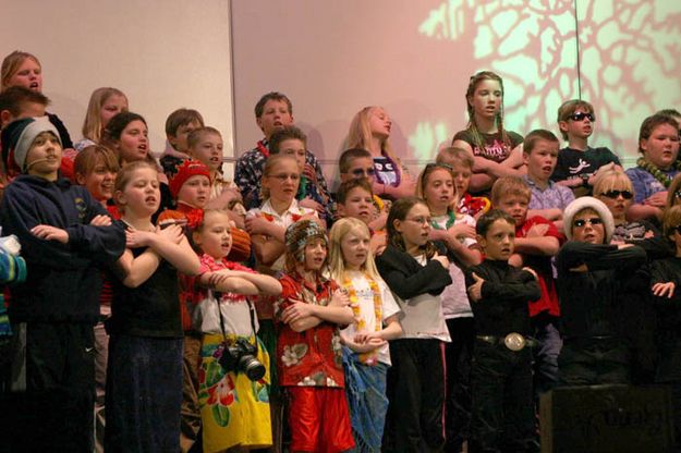 Singing. Photo by Pam McCulloch, Pinedale Online.