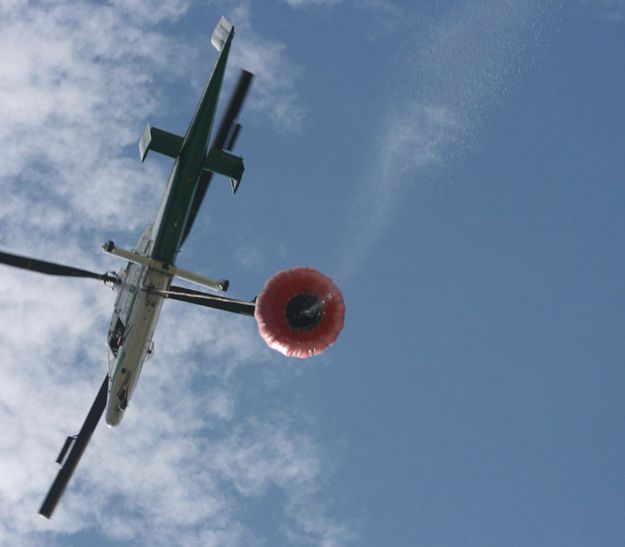 Helicopter with water. Photo by Dawn Ballou, Pinedale Online.