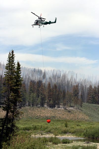 Helicopter bucket dip. Photo by Dawn Ballou, Pinedale Online.