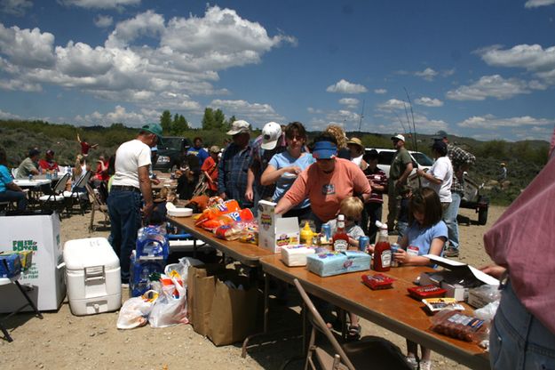 Lunch Time. Photo by Pam McCulloch, Pinedale Online.