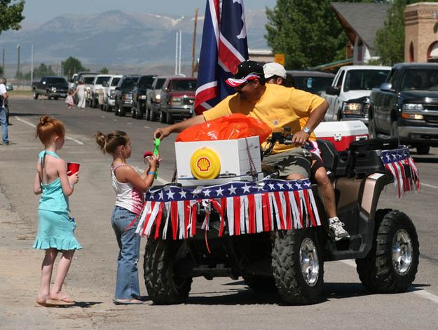 Free squirt funs. Photo by Dawn Ballou, Pinedale Online.