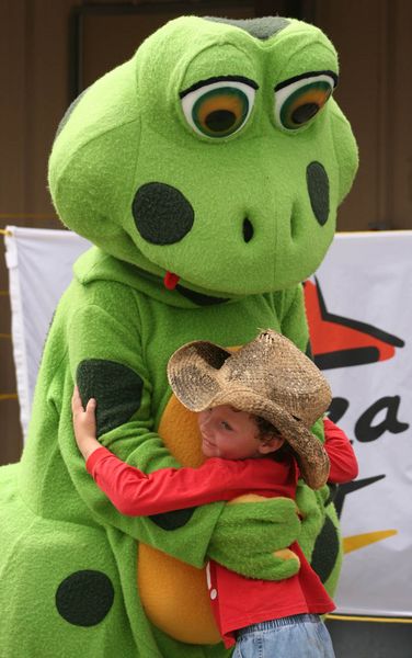 Big Hug. Photo by Dawn Ballou, Pinedale Online.