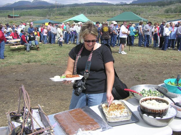 Pam grabs a bite. Photo by Bob Rule, KPIN 101.1 FM Radio.