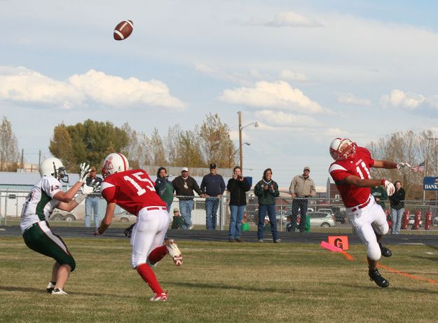 Deflection in End zone. Photo by Clint Gilchrist Pinedale Online.