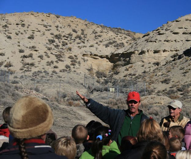 Explaining the setting. Photo by Dawn Ballou, Pinedale Online.