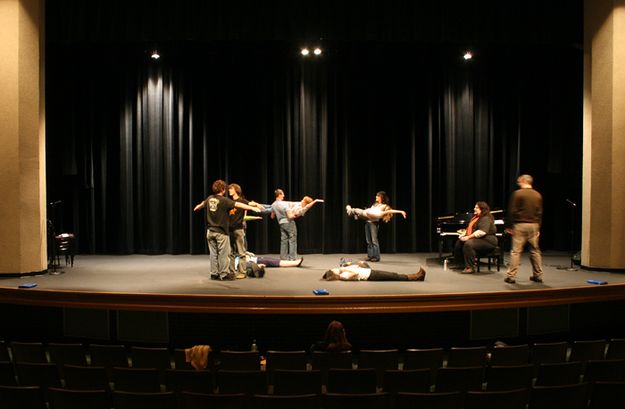 Working with Students. Photo by Pam McCulloch, Pinedale Online.