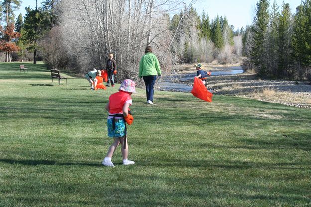 Community Clean Up. Photo by Pam McCulloch, Pinedale Online.