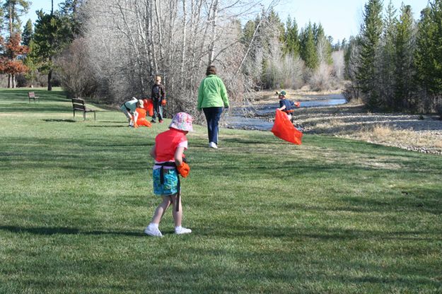 Community Clean Up. Photo by Pam McCulloch, Pinedale Online.