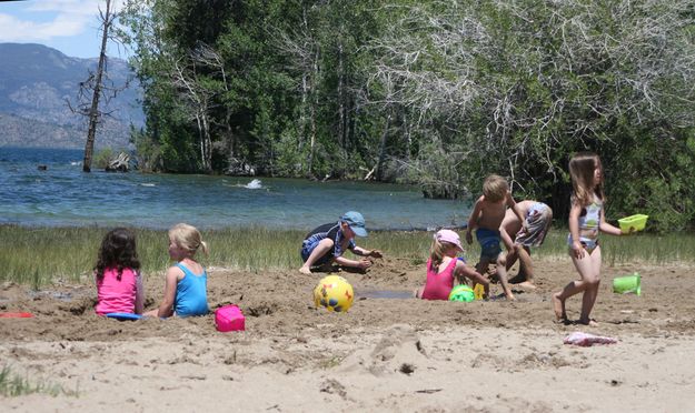 Kids on the Beach. Photo by Pam McCulloch, Pinedale Online.