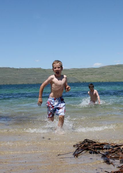 Splashing . Photo by Pam McCulloch, Pinedale Online.