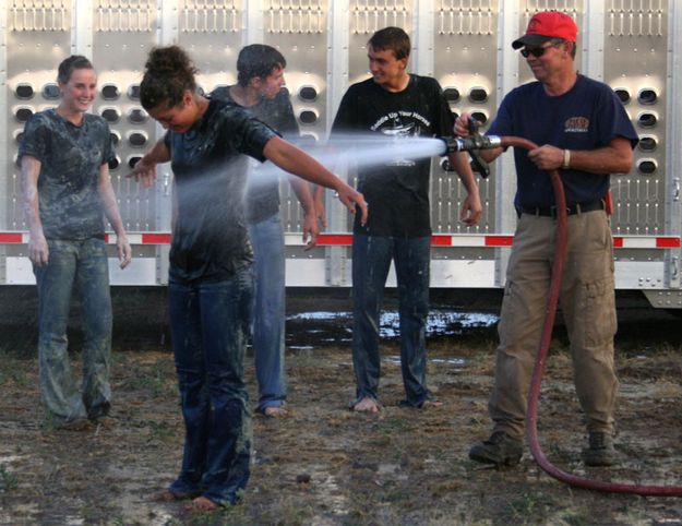 Hose Off. Photo by Dawn Ballou, Pinedale Online.