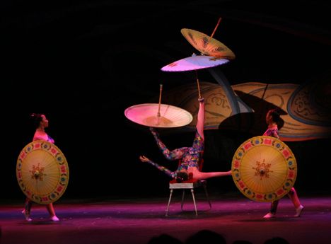 Umbrella Juggling. Photo by Pam McCulloch, Pinedale Online.