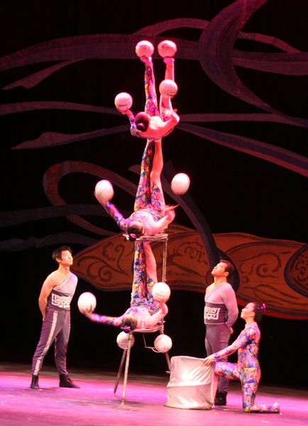 Ball Juggling. Photo by Pam McCulloch, Pinedale Online.