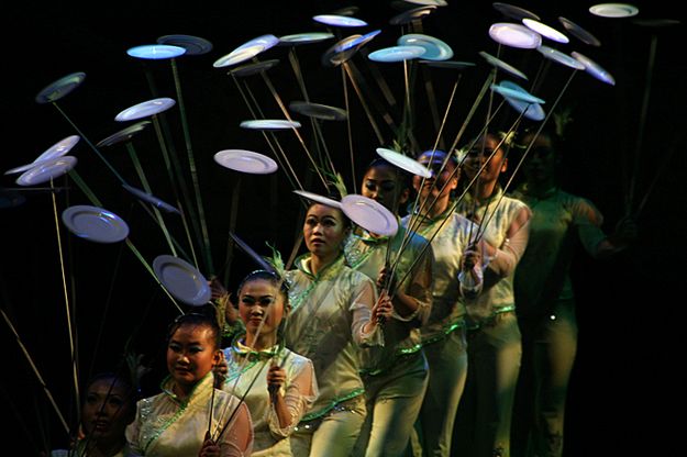 Dancing Plates. Photo by Pam McCulloch, Pinedale Online.