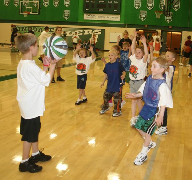 Pass It To Me. Photo by Pam McCulloch, Pinedale Online.