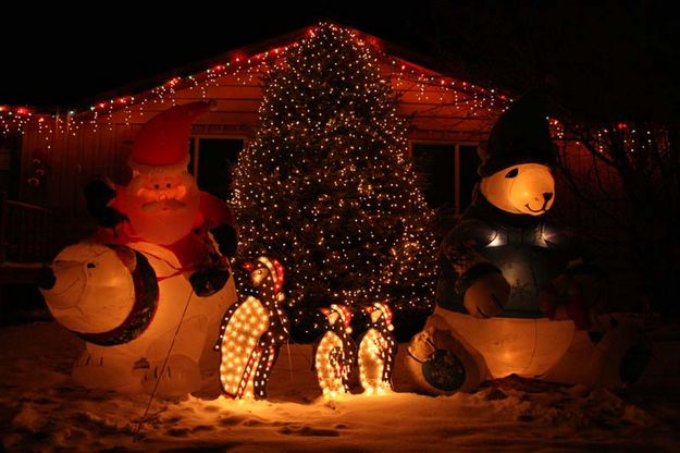 Santa & Polar Bears. Photo by Dawn Ballou, Pinedale Online.