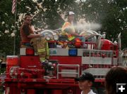 Spraying the crowd. Photo by Dawn Ballou, Pinedale Online.