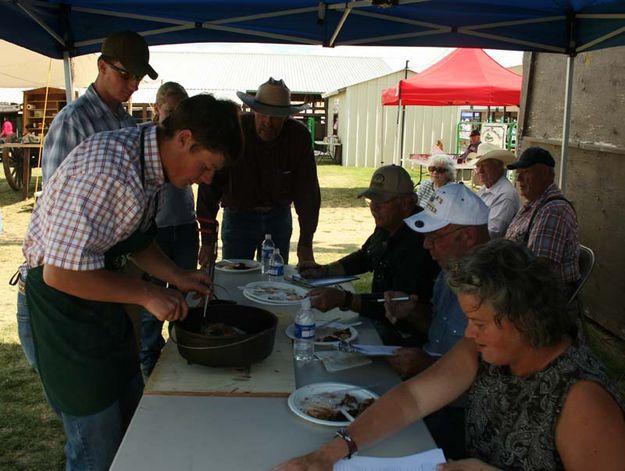 Dutch Oven Cooking judging. Photo by Dawn Ballou, Pinedale Online.