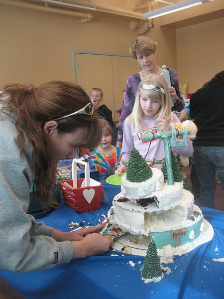 Eating Cake. Photo by Pam McCulloch, Pinedale Online.