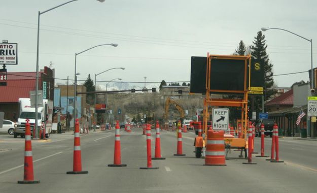 Diverting traffic. Photo by Dawn Ballou, Pinedale Online.