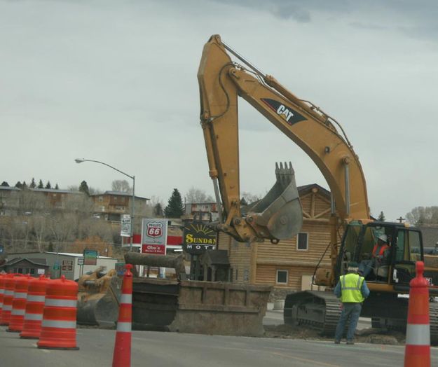 Digging. Photo by Dawn Ballou, Pinedale Online.