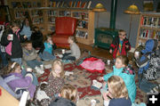 Kids in the library. Photo by Dawn Ballou, Pinedale Online.