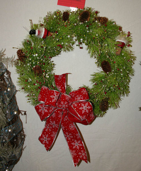 Lakeside Lodge wreath. Photo by Dawn Ballou, Pinedale Online.