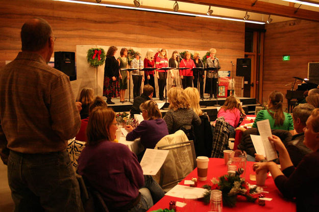 Singing along. Photo by Dawn Ballou, Pinedale Online.